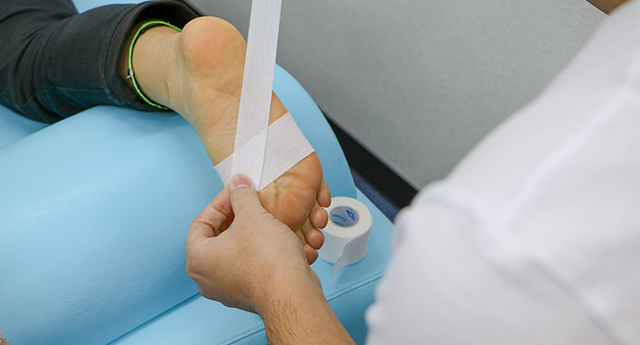 外反母趾でお悩みの方へテーピング施術で改善が可能です。